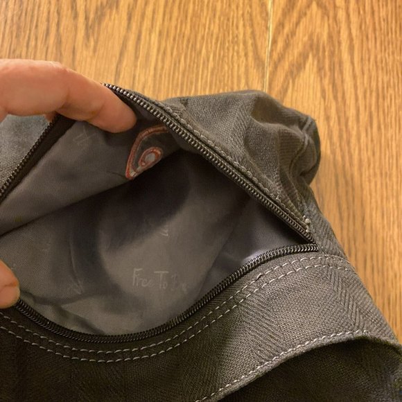 Thirty One 31 Crossbody Organizer Bag Black Textured Stripes Red “C” - Picture 4 of 10